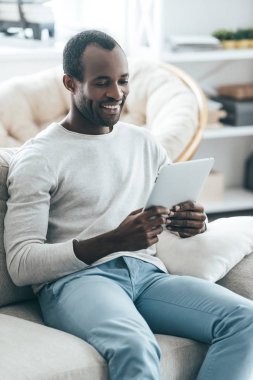 Dijital tablete bakan adam