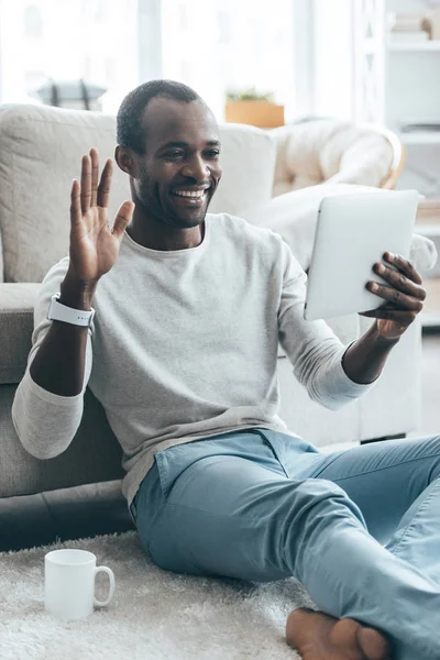 Dijital tablet kullanan adam 