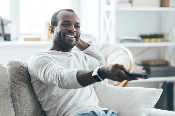 Homem segurando controle remoto — Fotografia de Stock