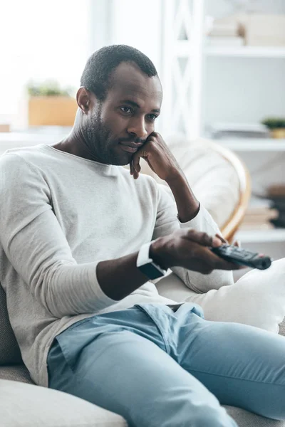 Homem segurando controle remoto — Fotografia de Stock