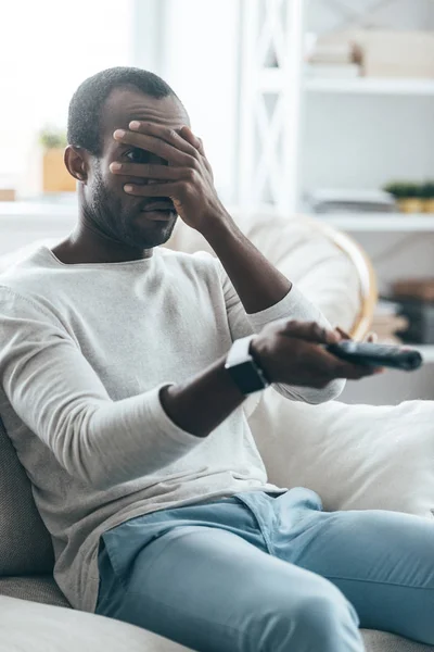 Homem segurando controle remoto — Fotografia de Stock