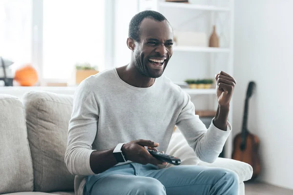 Africano homem jogar jogos de vídeo — Fotografia de Stock