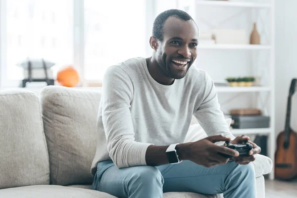 Homme africain jouant à des jeux vidéo — Photo