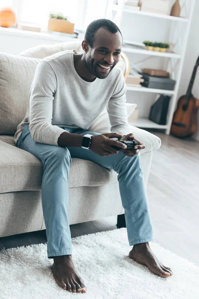 Africký muž hraje videohry — Stock fotografie