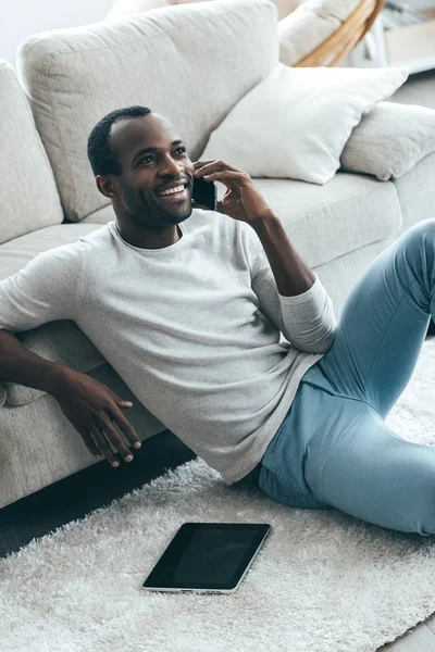 Hombre hablando por teléfono y sonriendo — Foto de Stock