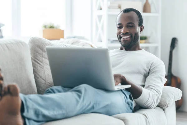 Homem olhando para laptop — Fotografia de Stock