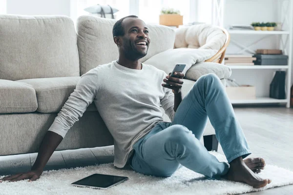 Homem olhando no telefone e sorrindo — Fotografia de Stock