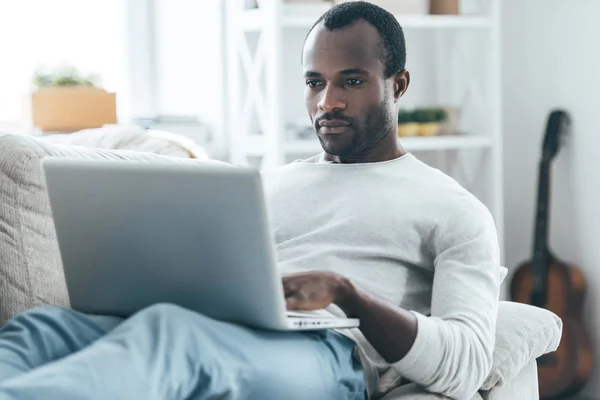 Man looking at laptop — Stock Photo, Image