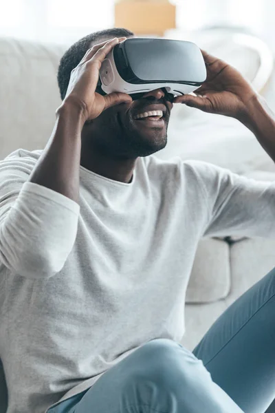 Uomo africano in VR auricolare — Foto Stock