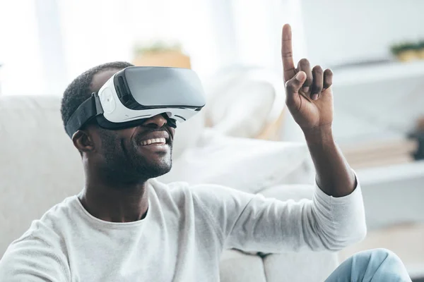 Uomo africano in VR auricolare — Foto Stock