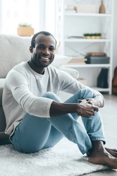 Homem africano em roupas casuais inteligentes — Fotografia de Stock