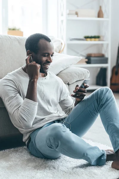 Hombre africano mirando el teléfono móvil — Foto de Stock