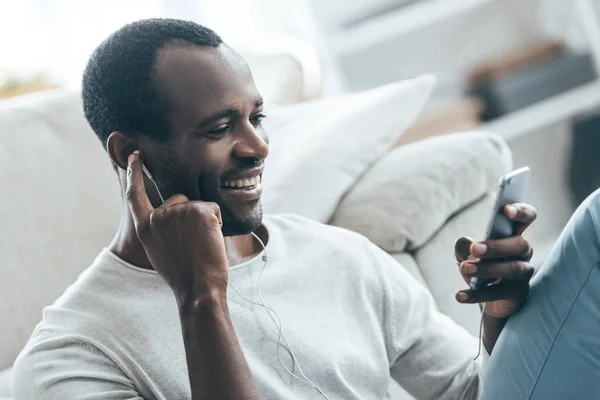 Afrikaanse man kijken naar mobiele telefoon — Stockfoto