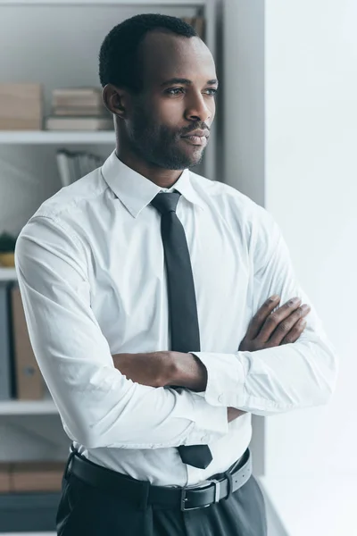 Hombre pensando en nuevas soluciones — Foto de Stock