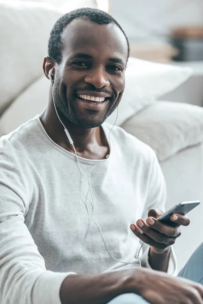 Afrikaanse man die met telefoon — Stockfoto