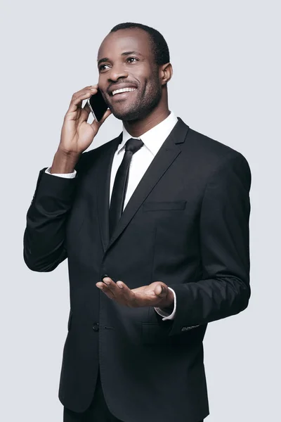 Mannen i kostym som pratar i telefon — Stockfoto