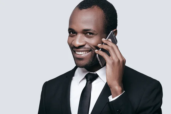 Homem sorrindo e falando ao telefone — Fotografia de Stock