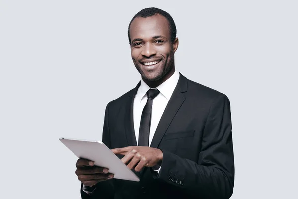 Man working on digital tablet — Stock Photo, Image