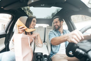 Güzel Çift sürüş araba