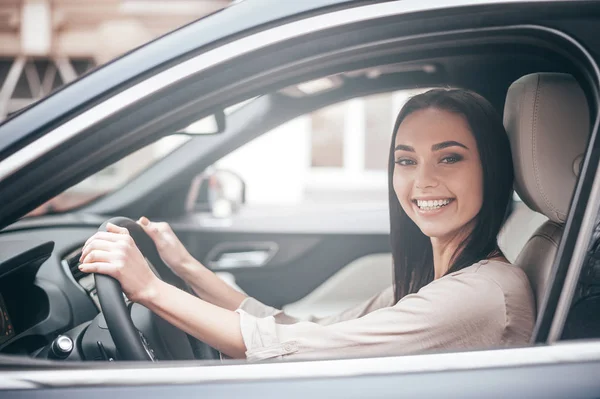 Woman driving a car — Stock Photo, Image