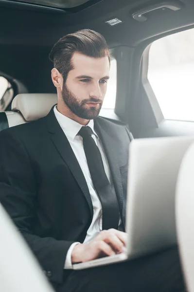 Businessman working on his laptop — Stock Photo, Image