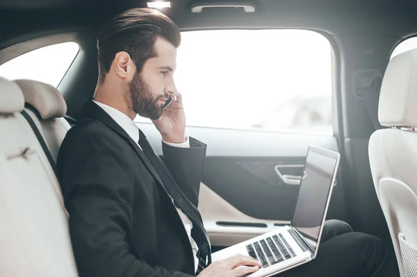 Uomo d'affari che lavora su laptop — Foto Stock