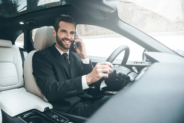 Businessman talking on smart phone — Stock Photo, Image