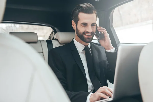 Geschäftsmann arbeitet am Laptop — Stockfoto