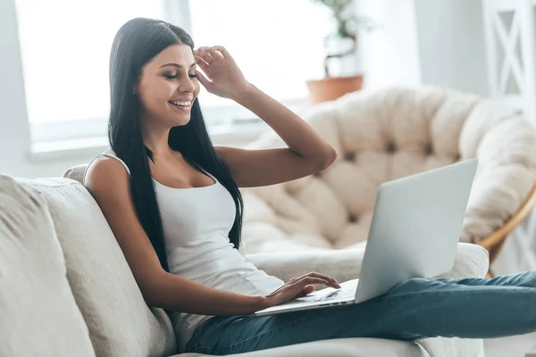 Femme travaillant sur ordinateur portable — Photo