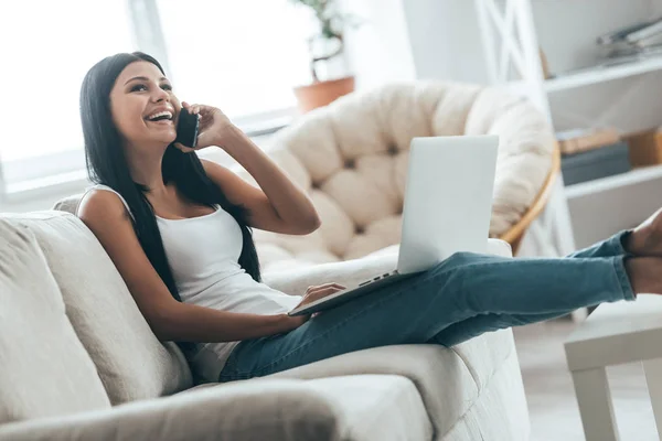 Kvinna pratar i telefon — Stockfoto