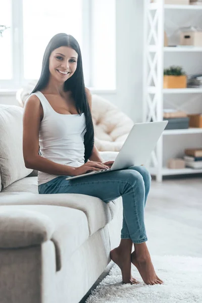 Frau arbeitet am Laptop — Stockfoto