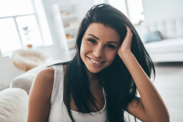 Mujer mirando a la cámara y sonriendo —  Fotos de Stock