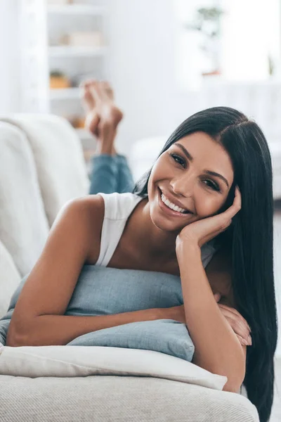 Schöne Frau liegt auf Sofa — Stockfoto