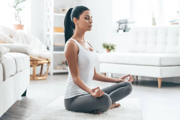 Femme assise en position de lotus de yoga — Photo