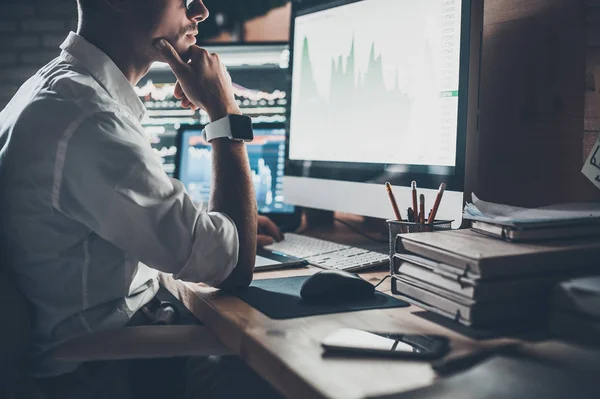 Homme d'affaires travaillant dans un bureau créatif — Photo