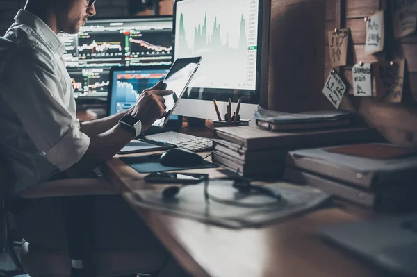 Geschäftsmann arbeitet im Kreativbüro — Stockfoto