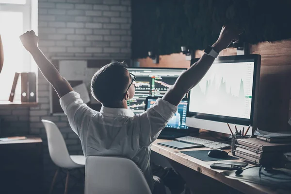 Man in vrijetijdskleding ontspannen in kantoor — Stockfoto