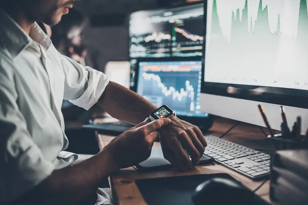 Zakenman met behulp van slimme horloge — Stockfoto