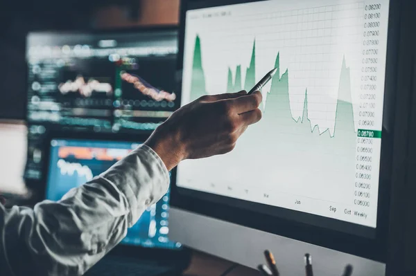 Hombre de negocios señalando en gráfico — Foto de Stock