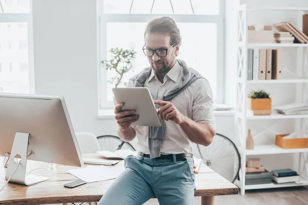 Man in casual kleding leunend op Bureau — Stockfoto