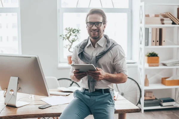 Man in casual kleding leunend op Bureau — Stockfoto