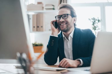 Bilgisayar ekranına bakarak gözlük erkekte