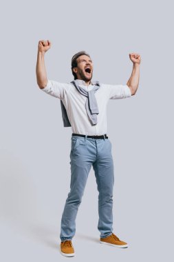 El hareketi ve bağırarak adam