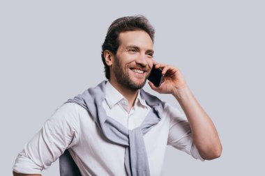 Adam telefonda konuşurken rahat kıyafetler