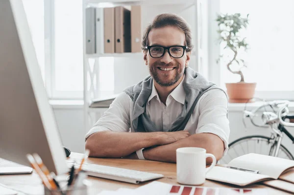 Man zit op de werkplek — Stockfoto