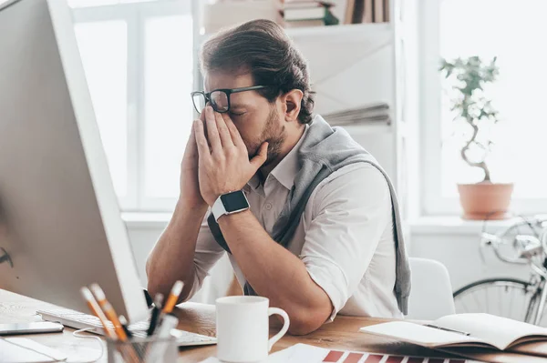 Man zit op de werkplek — Stockfoto