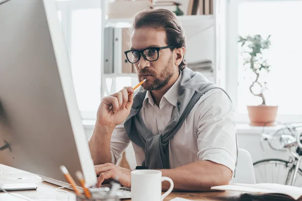 Man zit op de werkplek — Stockfoto