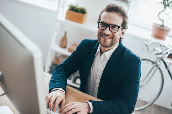 Man in glimlachen en kijken naar camera — Stockfoto