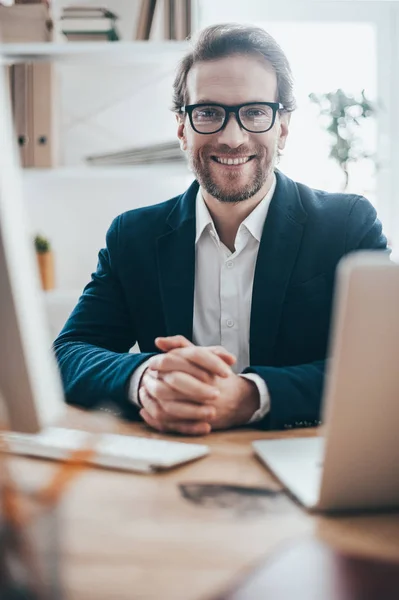 Hombre sonriendo y mirando a la cámara — Foto de Stock