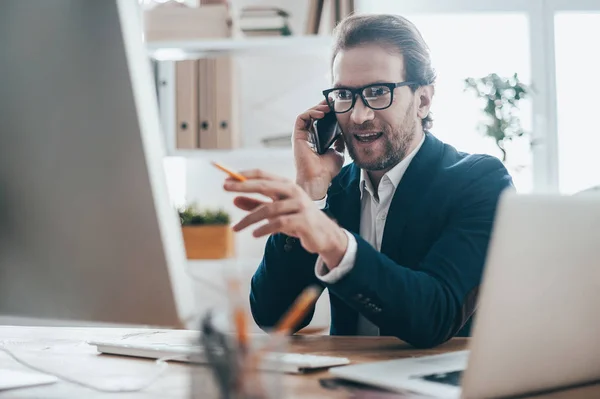 Hombre con anteojos mirando la pantalla del ordenador — Foto de Stock